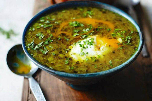 برای تهیه‌ی غذا رژیمی با کدو و بامجان ابتدا بادمجان‌ها را پوست بگیرید 