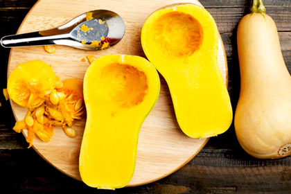 داخل کدو حلوایی را خالی کنید.