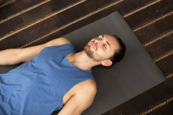 ورزش برای کشش عضلات مفصل ران نیز به درمان گودی کمر کمک می‌کند. 