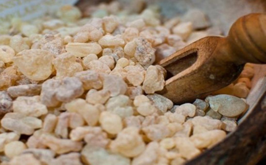 کندر خوراکی تاثیر زیادی در بهبود تعادل هورمون‌ها دارد.