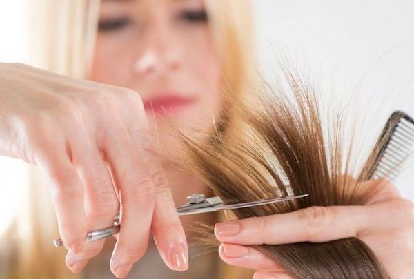 یکی دیگر از راه‌های درمان ریزش مو کوتاه کردن مو است.