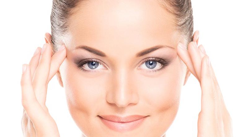 یک روش برای جوانسازی پوست صورت در خانه لایه برداری است. 