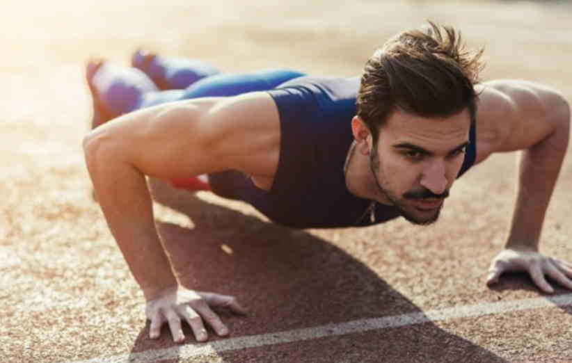 یک روش برای بالا كشيدن سينه مردان با ورزش انجام کشش رو به جلو است