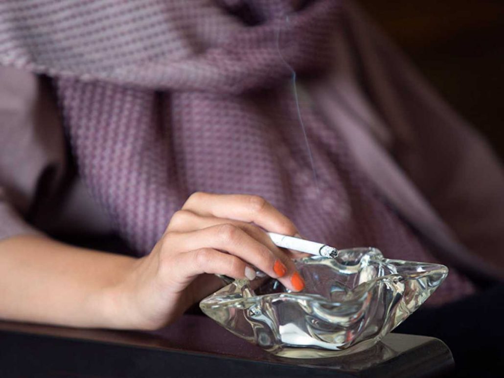 عوارض سیگار کشیدن برای زنان / تاثیر سیگار بر قاعدگی