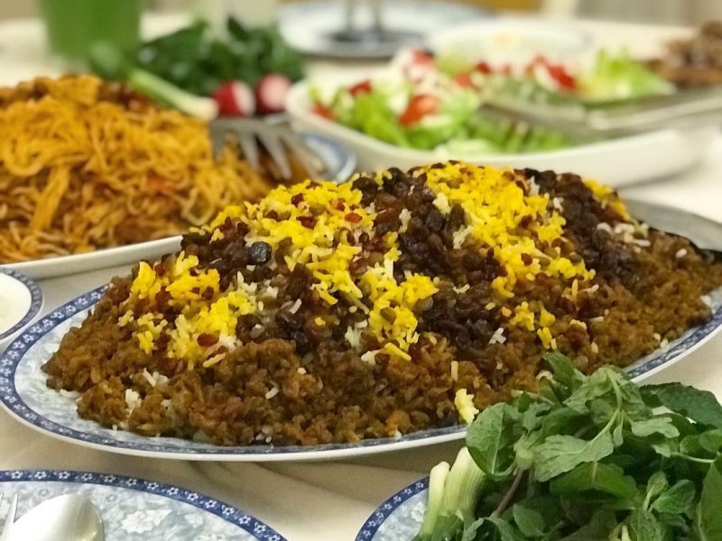 طرز تهیه عدس پلو با گوشت چرخ کرده و کشمش