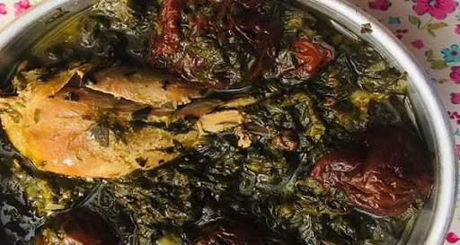 مواد اولیه برای تهیه خورشت آلو اسفناج با مرغ