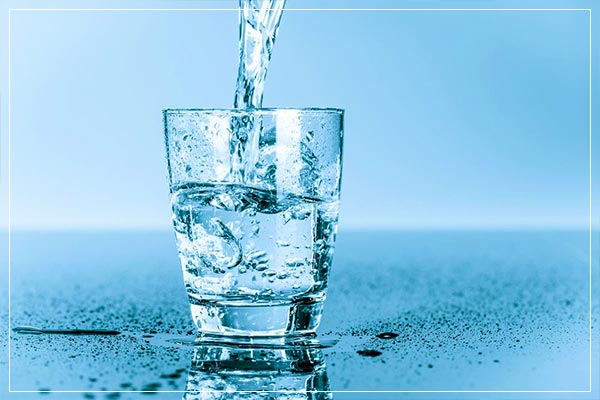 مضرات خوردن آب سرد ناشتا