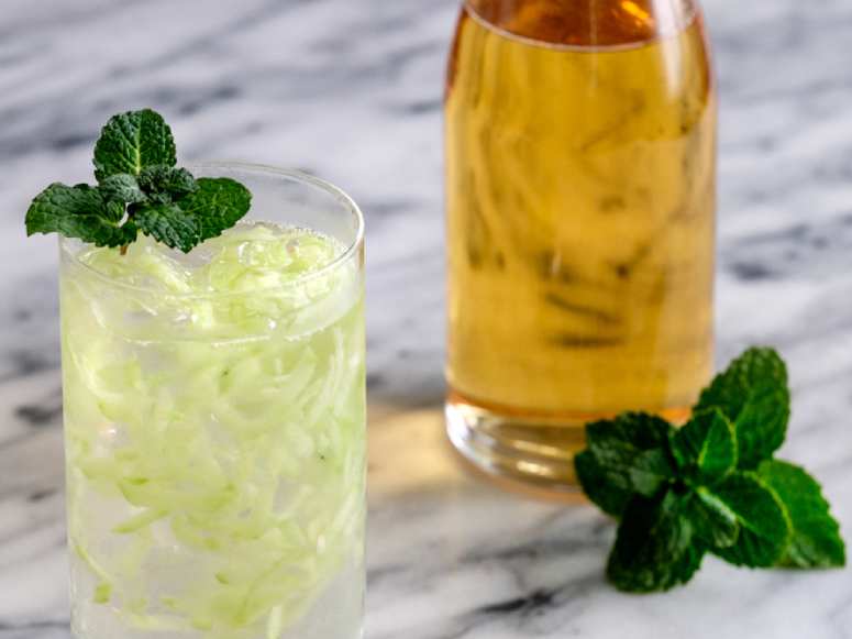 طرز تهیه شربت سکنجبین با عرق نعنا