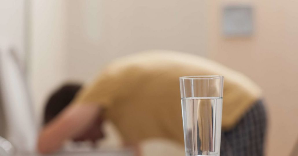 درمان خانگی مسمومیت و حالت تهوع . چه زمانی به پزشک مراجعه کنیم؟