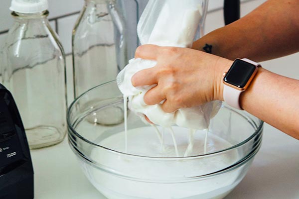 صاف کردن شیر بادام خانگی