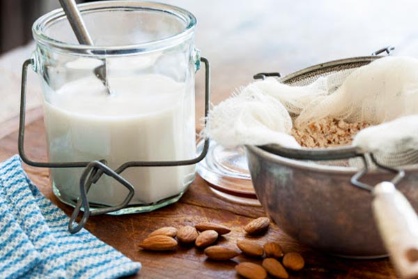خواص شیر بادام
