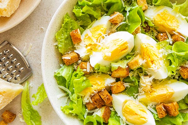 سالاد سزار با مرغ گریل