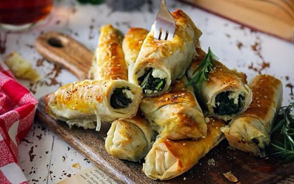 طرز تهیه بورک مرغ و اسفناج با خمیر یوفکا و پنیرپیتزا