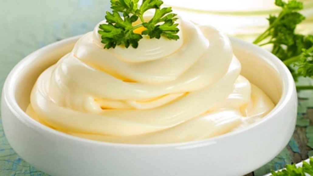 طرز تهیه سس مایونز خانگی با تخم‌مرغ و ماست