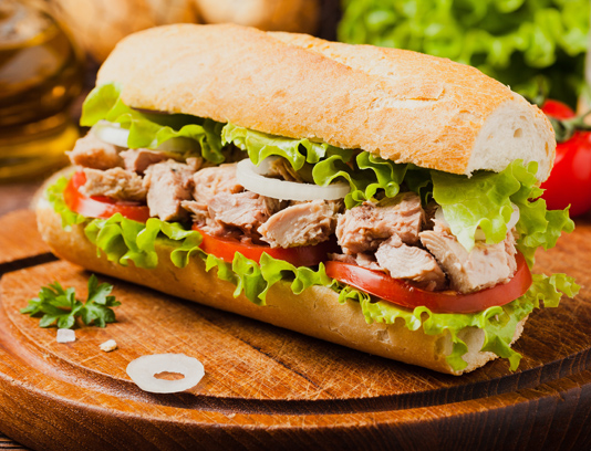 ساندویچ تن ماهی با پنیر پیتزا