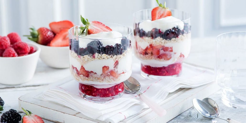 طرز تهیه ماست میوه ای توت فرنگی