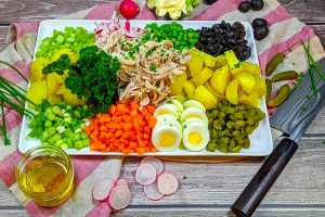 طرز تهیه سالاد الویه ساده با کالباس